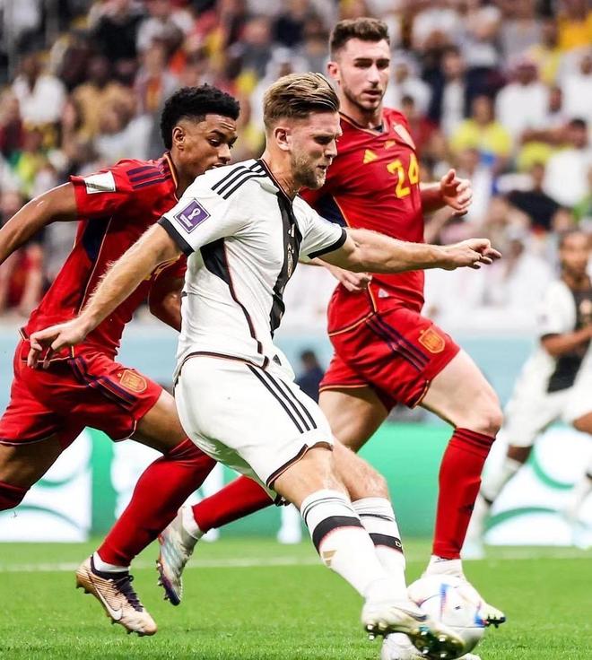 半场： 萨索洛2-1佛罗伦萨，曼德拉戈拉点射，沃尔帕托破门（半场战报：萨索洛暂2-1领先佛罗伦萨，曼德拉戈拉点球命中，沃尔帕托破门）