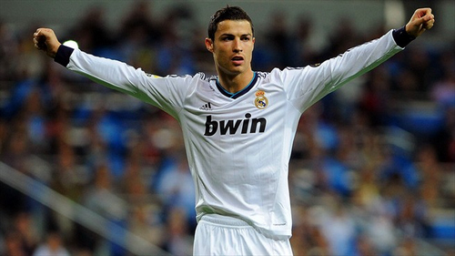 斯基拉：尤文将给伊尔迪兹500-550万年薪，加与欧冠挂钩奖金（斯基拉：尤文拟为伊尔迪兹提供500万至550万年薪，另含与欧冠挂钩的奖金）