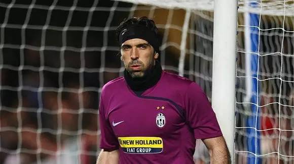 曼联英超14轮1-1战平西汉姆联，近5轮仅胜1场，阿莫林执教遇质疑，防守问题突出。（英超第14轮曼联1-1西汉姆，近五轮仅一胜，阿莫林执教受质疑，防线隐患凸显）