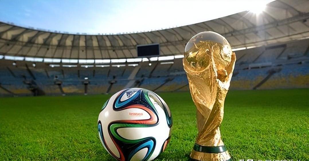 李扬两次失误葬送好局！盯人不紧，踢人送点，蓉城球员集体不满（李扬两度失误断送优势：盯防松懈、犯规送点，蓉城将士集体不满）