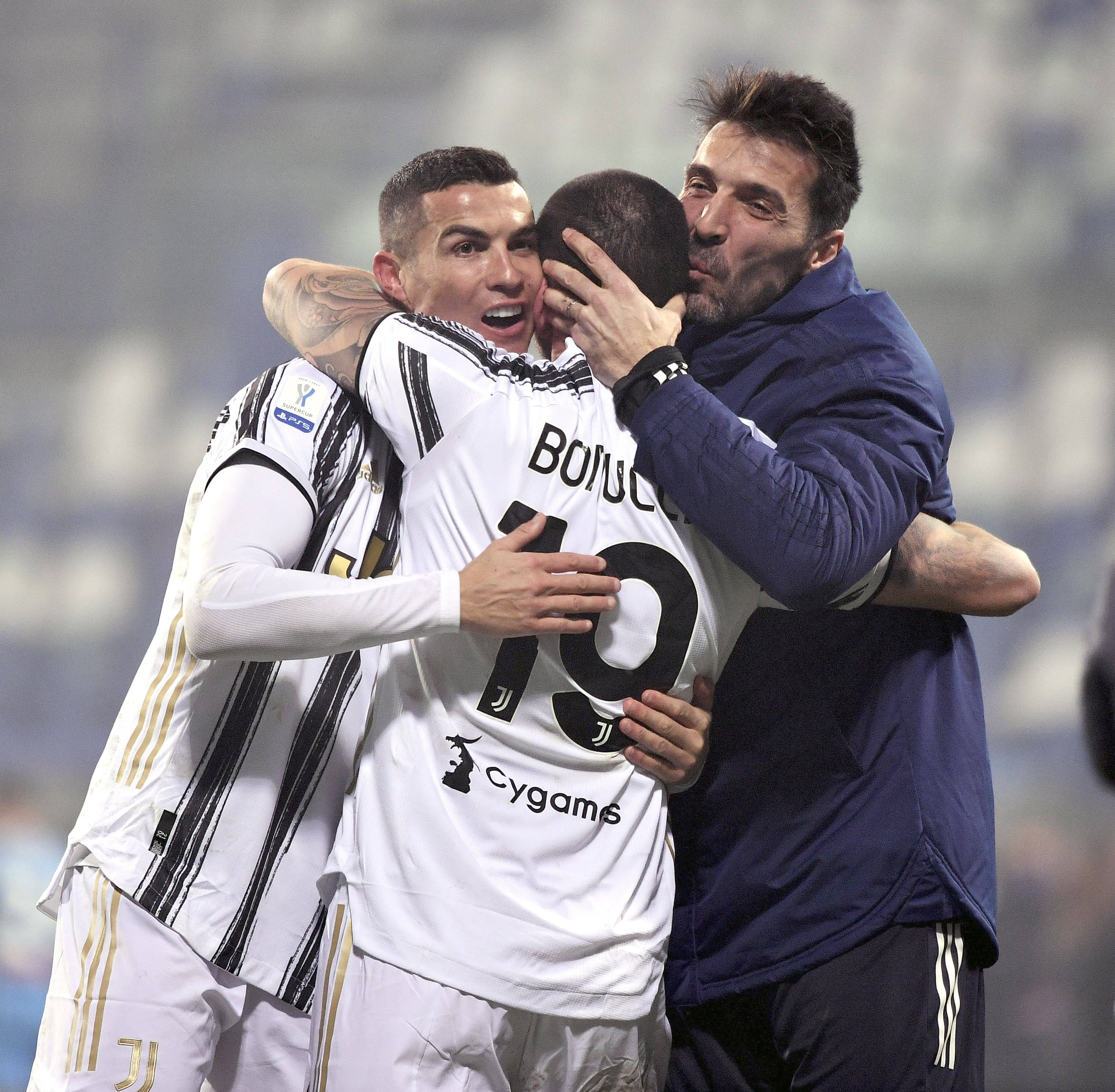 山东泰山选择韩鹏执教，凭借其责任感和团队精神，重燃球队斗志，提升士气，取得进步。（韩鹏执掌山东泰山：以责任与团队精神重燃斗志，提振士气促提升）