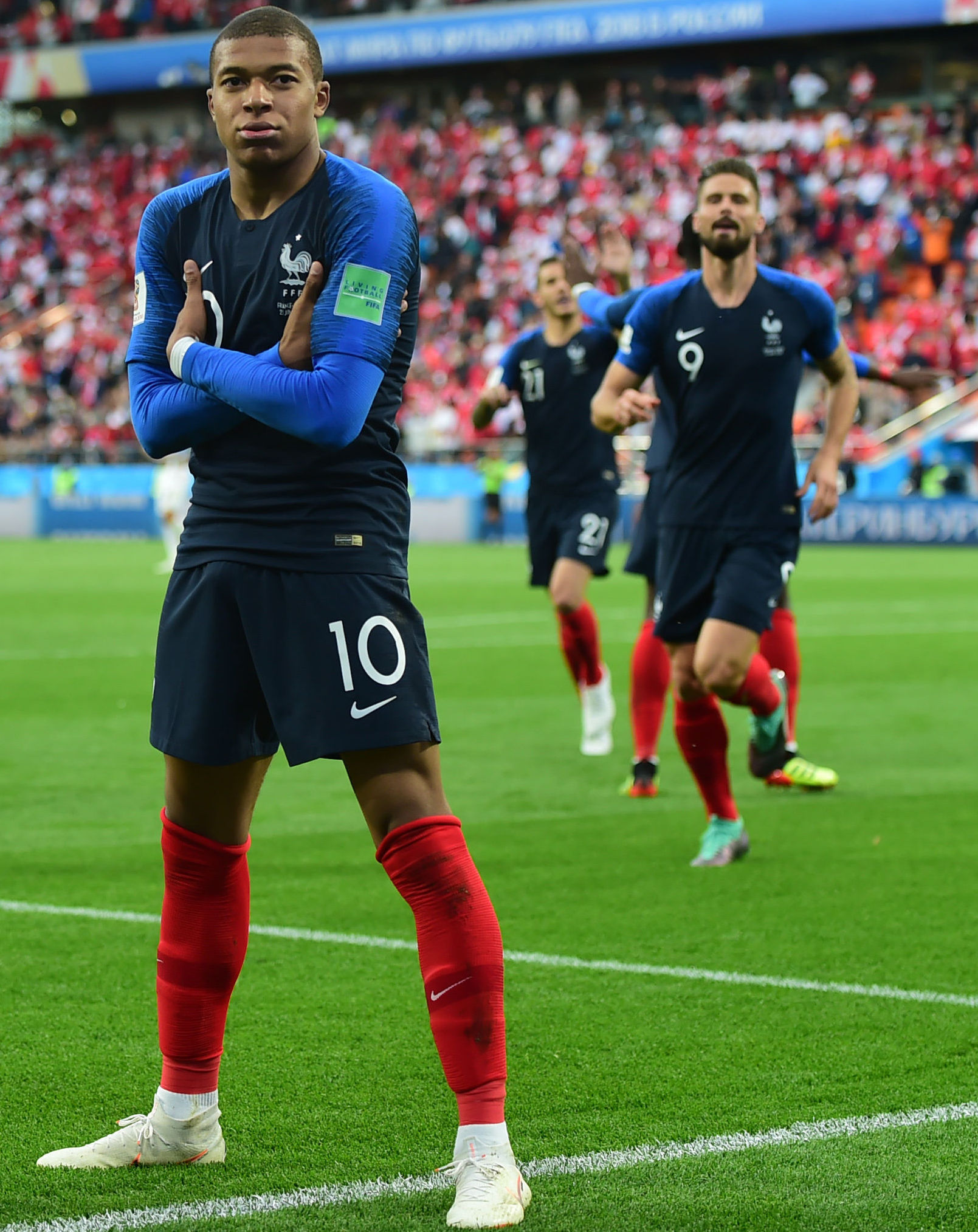 孙悦退役后与妻女定居美国，曾是NBA新星，早年受篮球启蒙，父母支持其篮球之路。（退役后孙悦携妻女定居美国：昔日NBA新星，自幼受篮球熏陶，在父母支持下走上篮坛之路）