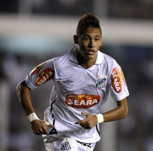 中超：山东泰山客场2-0完胜青岛队（中超：山东泰山客场2-0击退青岛队）